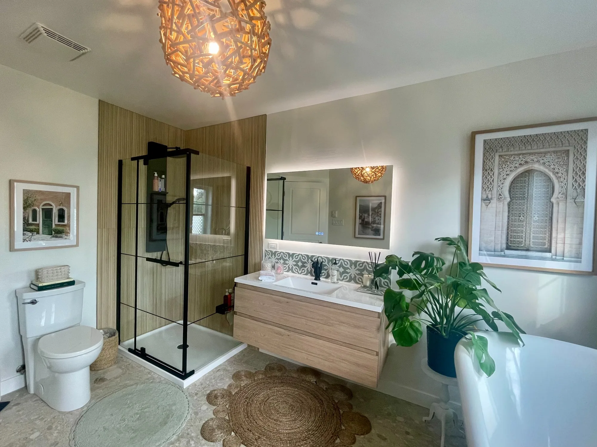 Rénovation de salle de bain moderne avec douche vitrée et meuble en bois