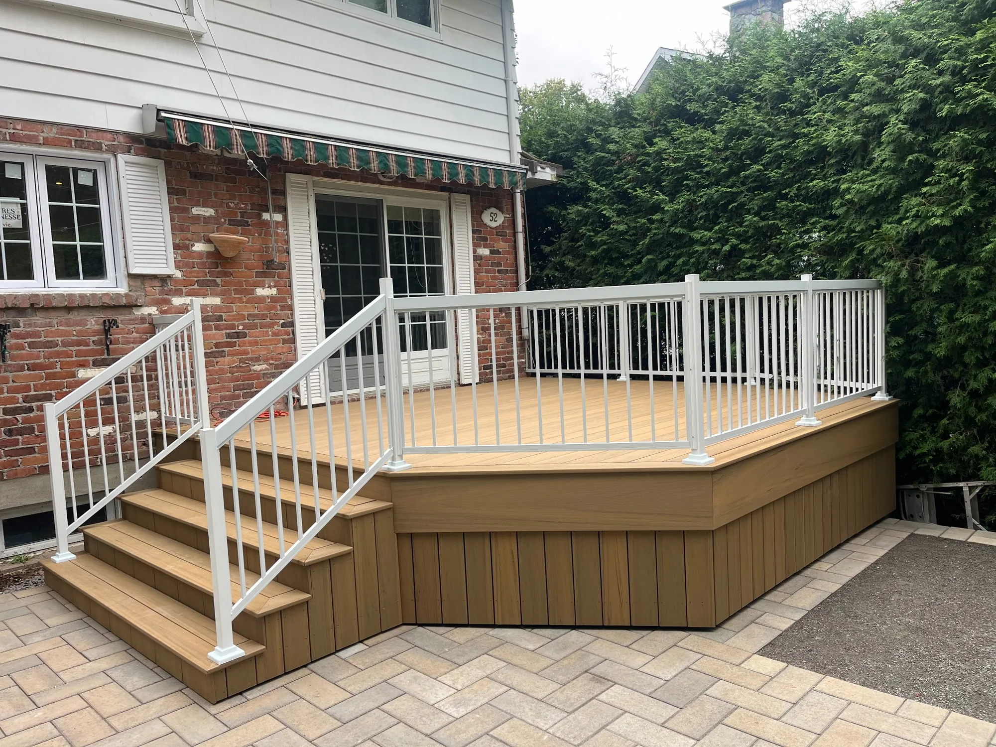 Construction de terrasse en composite avec rampe blanche à Lanaudière